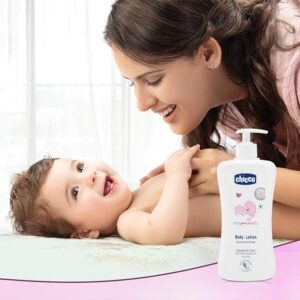 Mother applying Chicco Baby Lotion to baby’s hands